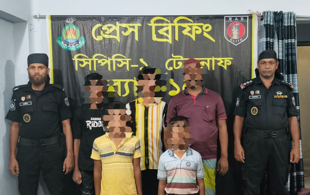 টেকনাফ কে কে পাড়া এলাকায় আব্দুল্লা ম্যানশনে র‍্যাব১৫ বিশেষ অভিযান পরিচালনা করে রোহিঙ্গা ক্যাম্প ১৩জনসহ স্থানীয় দুই জন আটক