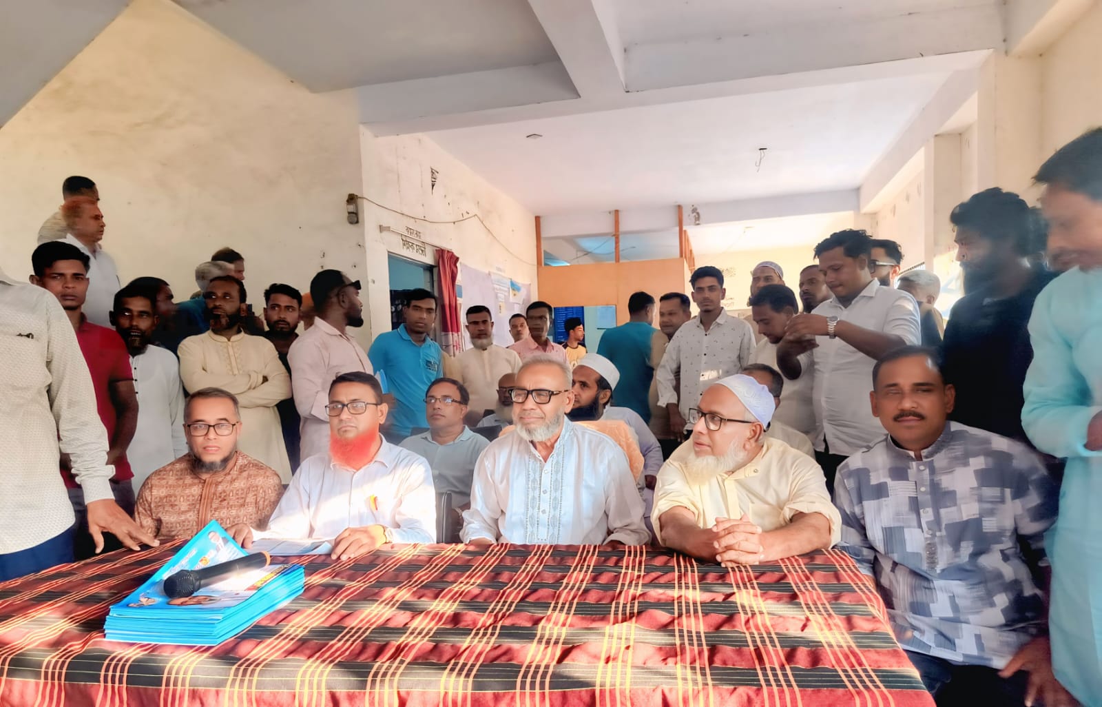 বীরমুক্তিযোদ্ধা আনোয়ার হোসেন বুলু’র ছাত্র-ছাত্রীদের সাথে মতবিনিময় ও ৩১ দফার লিফলেট বিতরণ ‎