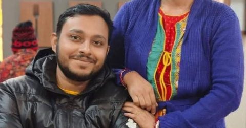 হিন্দু যুবকের বাসায় মুসলিম যুবতীর  অনশন