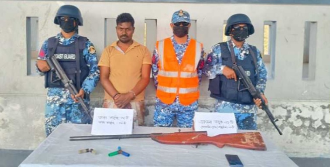 কয়রায় কোস্টগার্ড ও নৌবাহিনীর যৌথ অভিযানে সুন্দরবনের ছোটন বাহিনীর সহযোগী আটক