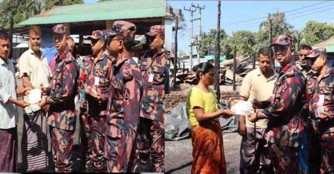 থানচিতে বলিপাড়া বাজারে অগ্নি দুর্ঘটনায় ক্ষতিগ্রস্তদের ৩৮ বিজিবি’র মানবিক সহায়তা প্রদান।