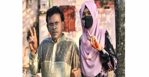 একসঙ্গে এইচএসসি পাস করলেন বাবা-মেয়ে
