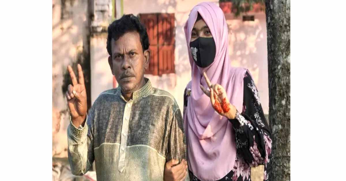 একসঙ্গে এইচএসসি পাস করলেন বাবা-মেয়ে