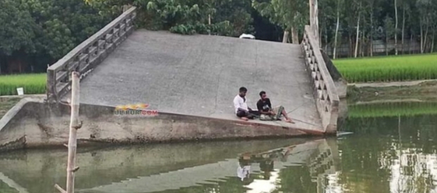 উলিপুরে ভাঙা ব্রিজ, ৮ বছরধরে জনগনের চলাচলে দুর্ভোগ, দেখার যেন কেউ নেই