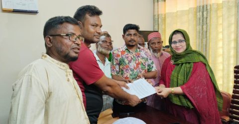 কুড়িগ্রামের উলিপুরের ভোট কেন্দ্র স্থানান্তর বাতিলের দাবিতে মানববন্ধন ও স্মারকলিপি প্রদান