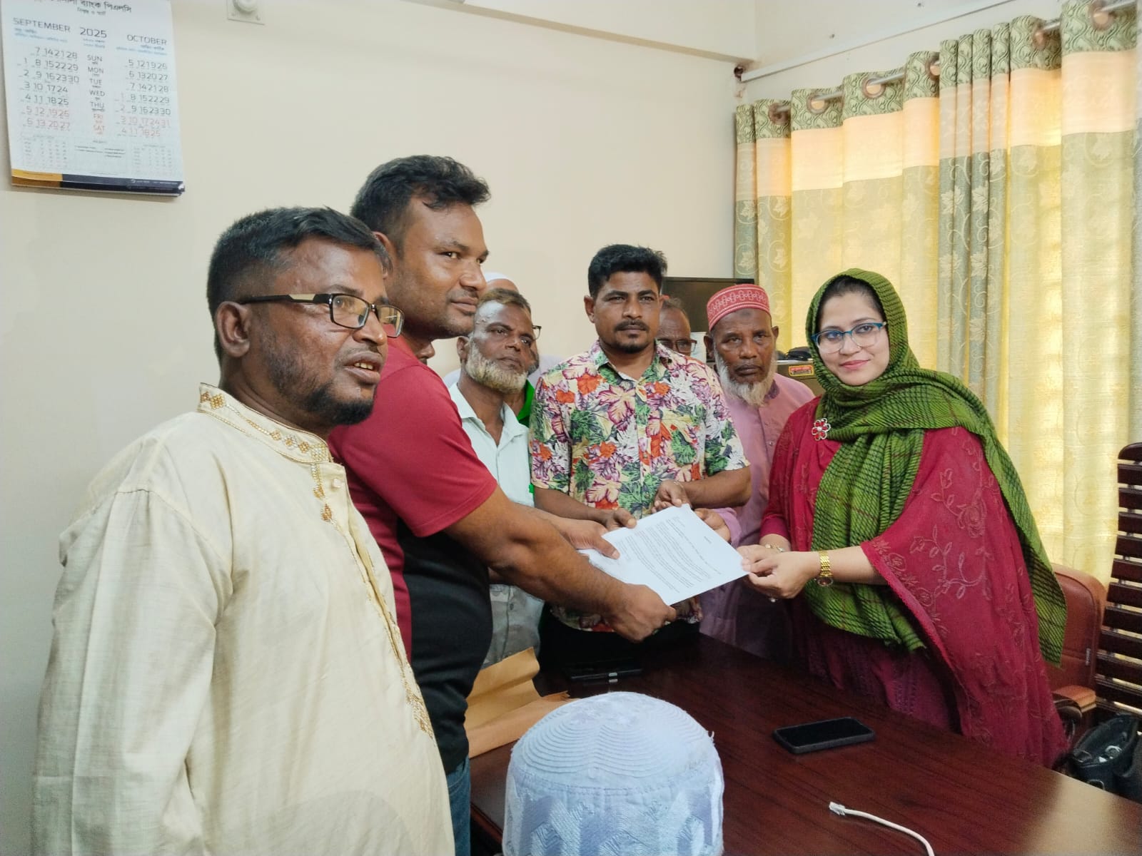 কুড়িগ্রামের উলিপুরের ভোট কেন্দ্র স্থানান্তর বাতিলের দাবিতে মানববন্ধন ও স্মারকলিপি প্রদান