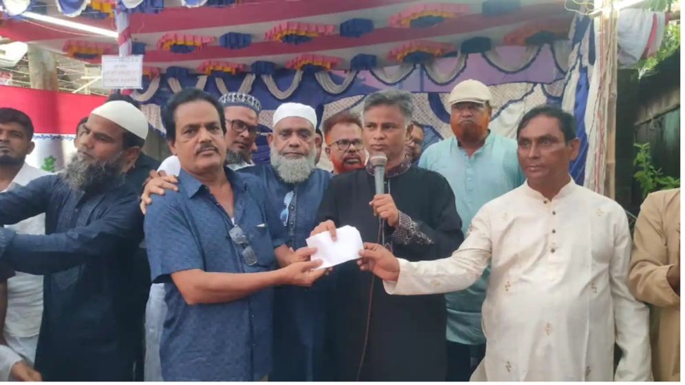 সিরাজগঞ্জের এনায়েতপুরে পূজামণ্ডপ পরিদর্শন ও অনুদান দিলেন বিএনপি নেতা আলিম