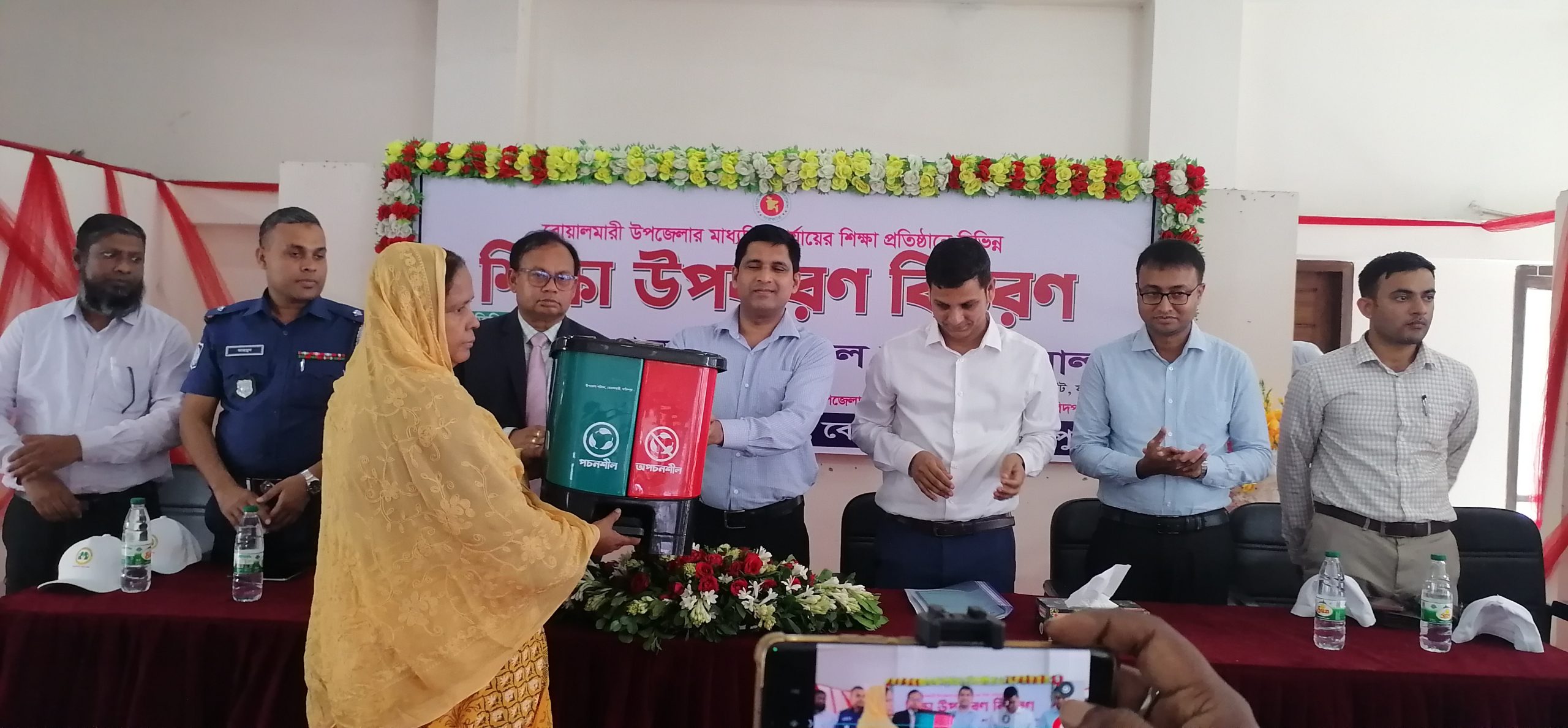 বোয়ালমারীতে উৎসবমুখর পরিবেশে ইংরেজি বিতর্ক প্রতিযোগিতার ফাইনাল অনুষ্ঠিত