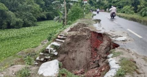 সুন্দরগঞ্জে সড়কে বিশাল গর্তের সৃষ্টি  ঝুঁকি নিয়ে চলাচল