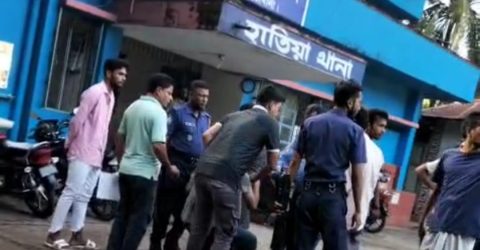 যুবদলের আহ্বায়কের নেতৃত্বে পুলিশের গাড়িতেই যুবককে পেটালেন নেতাকর্মিরা