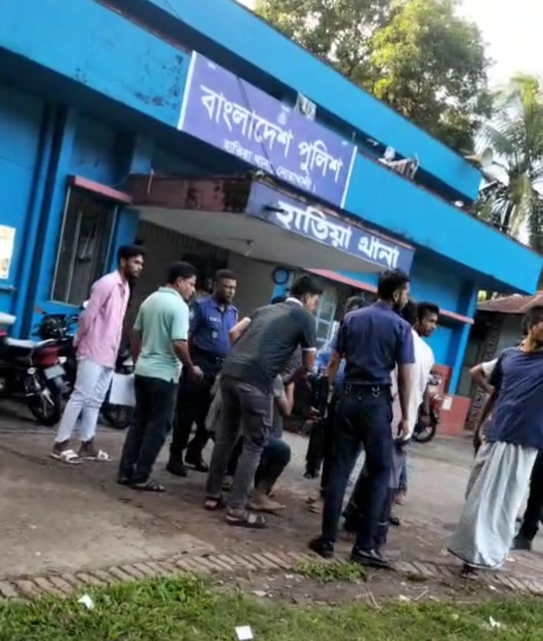 যুবদলের আহ্বায়কের নেতৃত্বে পুলিশের গাড়িতেই যুবককে পেটালেন নেতাকর্মিরা