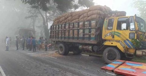ঝিনাইদহে ট্রাকের পিছনে বাসের ধাক্কায় প্রান গেল হেলপারের, আহত ৩