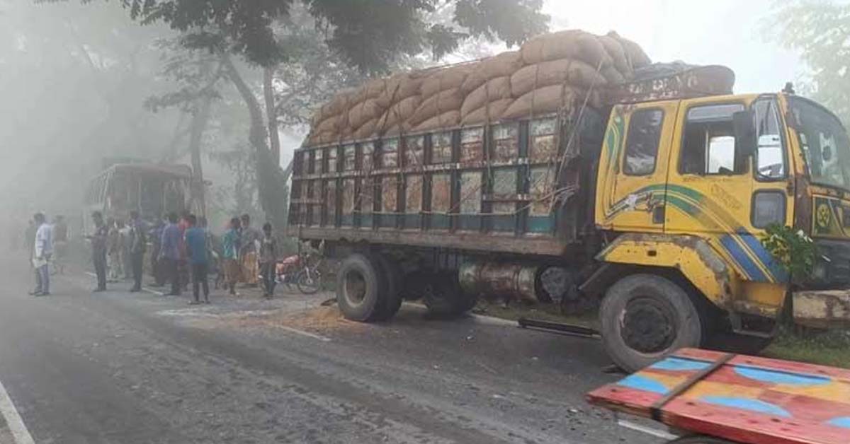 ঝিনাইদহে ট্রাকের পিছনে বাসের ধাক্কায় প্রান গেল হেলপারের, আহত ৩