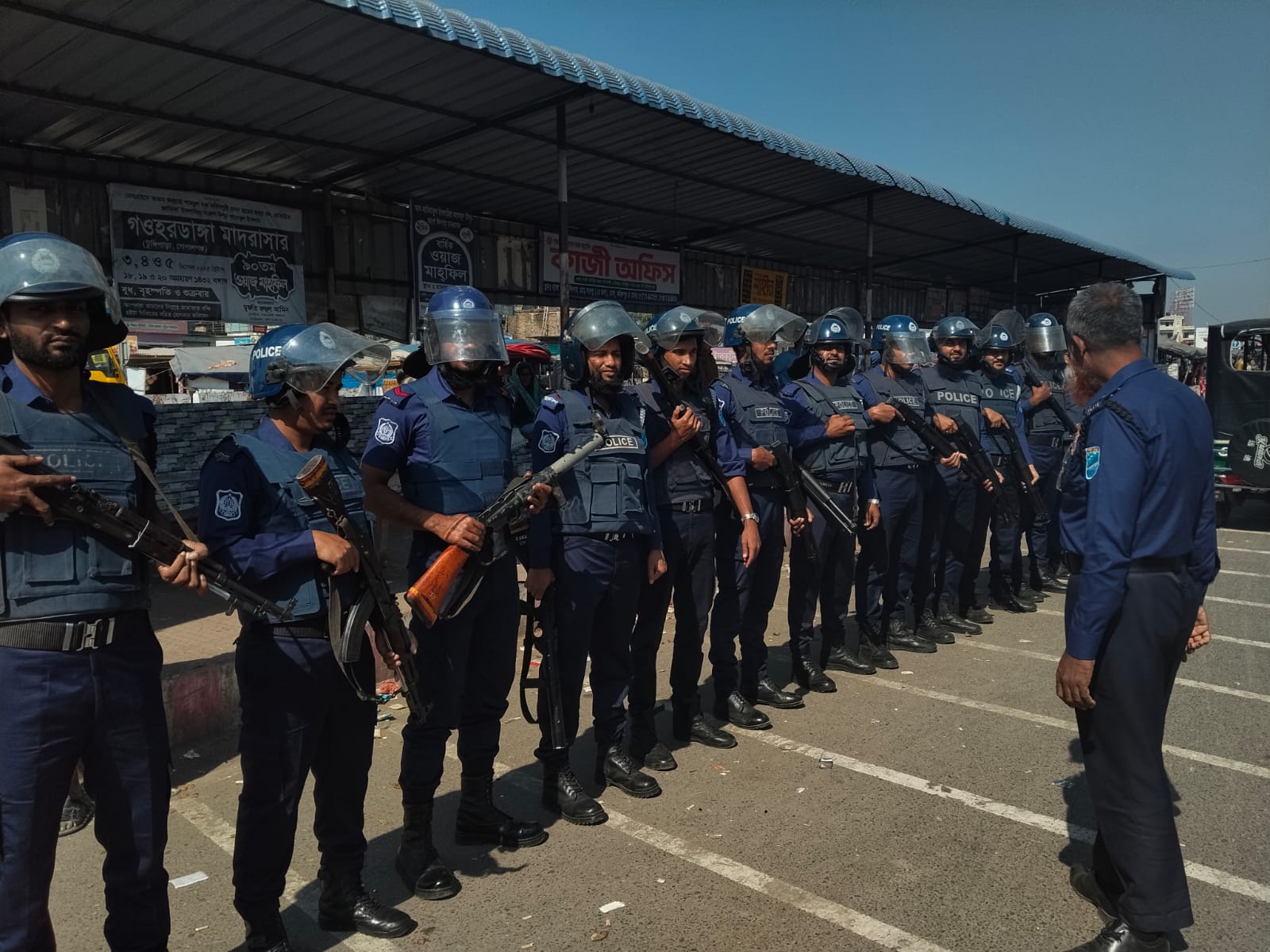 সাবেক শেখ হাসিনা রায়কে কেন্দ্র করে ভাঙ্গা মহাসড়কে কঠোর অবস্থানে আইনশৃঙ্খলা বাহিনী