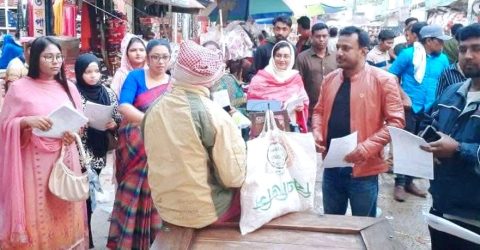 সেলিমুজ্জামান সেলিমের পক্ষে ধানের শীষে ভোট চেয়ে লিফলেট বিতরণ