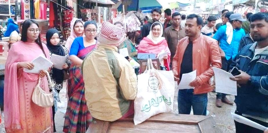 সেলিমুজ্জামান সেলিমের পক্ষে ধানের শীষে ভোট চেয়ে লিফলেট বিতরণ