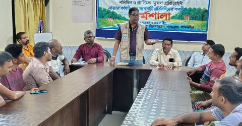 শ্যামনগরে পলিথিন ও প্লাস্টিক দূষণ প্রতিরোধে পাটের ব্যাগ বিতরণ