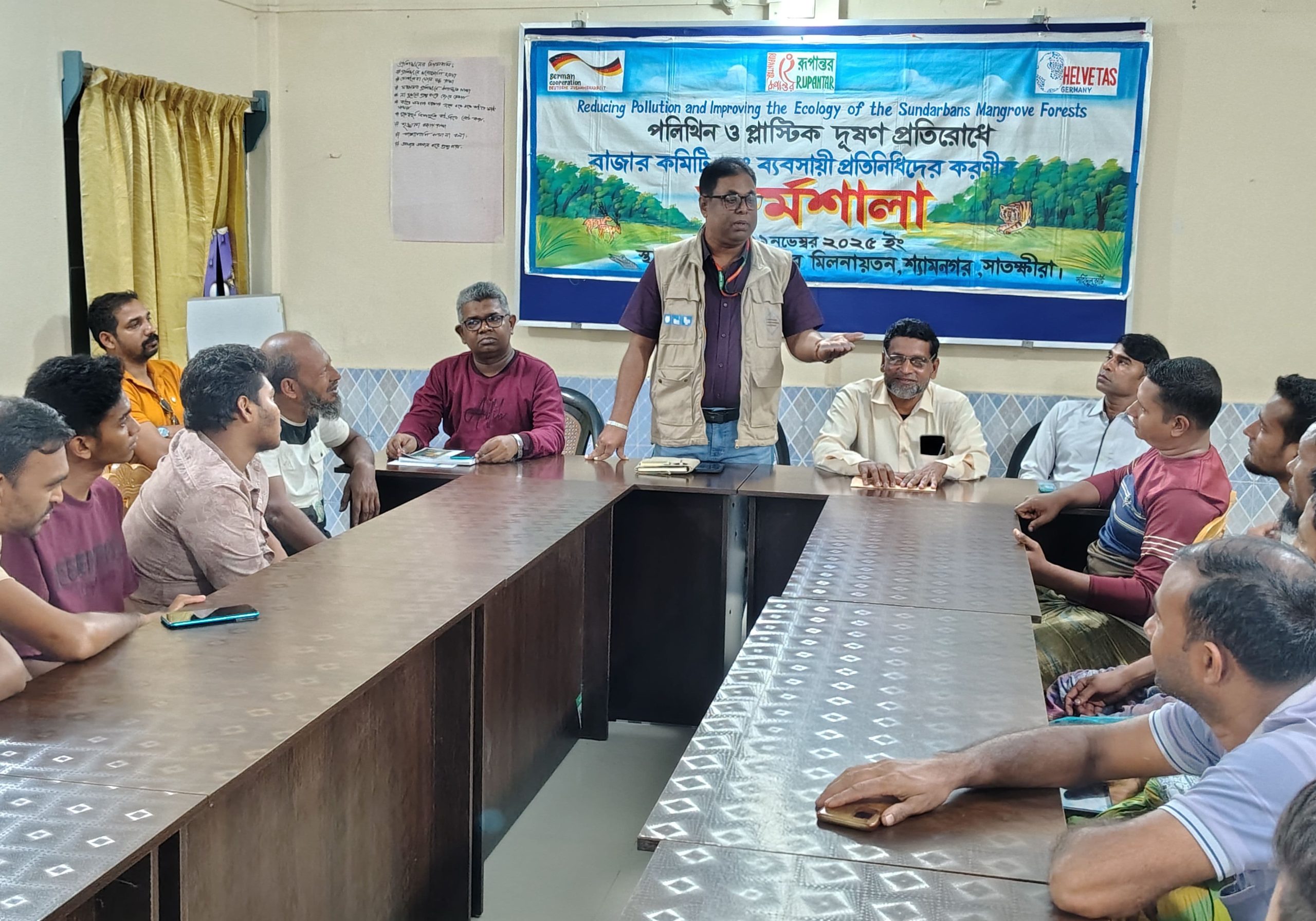 শ্যামনগরে পলিথিন ও প্লাস্টিক দূষণ প্রতিরোধে পাটের ব্যাগ বিতরণ