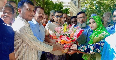 ডা: এম. এইচ. কবিরের নেতৃত্বে এল.কে. বহুমুখী উচ্চ বিদ্যালয় থেকে সরদার সাখাওয়াত হোসেন বকুলকে ফুলেল শুভেচ্ছা।