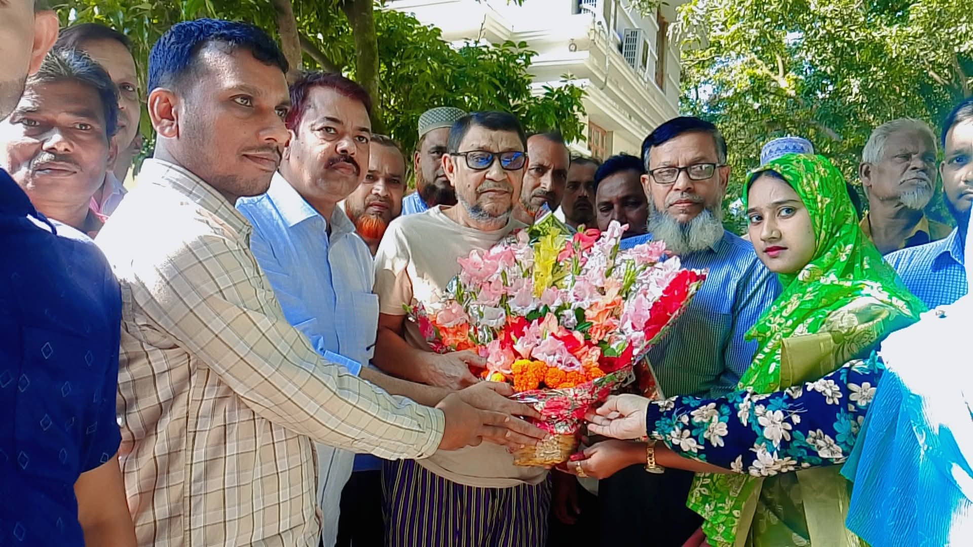 ডা: এম. এইচ. কবিরের নেতৃত্বে এল.কে. বহুমুখী উচ্চ বিদ্যালয় থেকে সরদার সাখাওয়াত হোসেন বকুলকে ফুলেল শুভেচ্ছা।