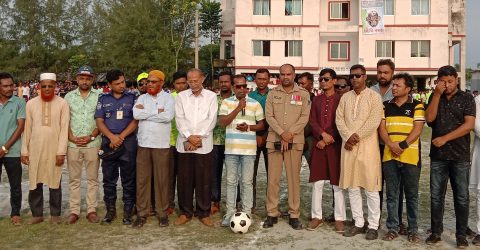 কয়রায় ৪ দলীয় ফুটবল টুনামেন্টের উদ্ধোধনী ম্যাচে মিনিষ্টার শো রুম বিজয়ী