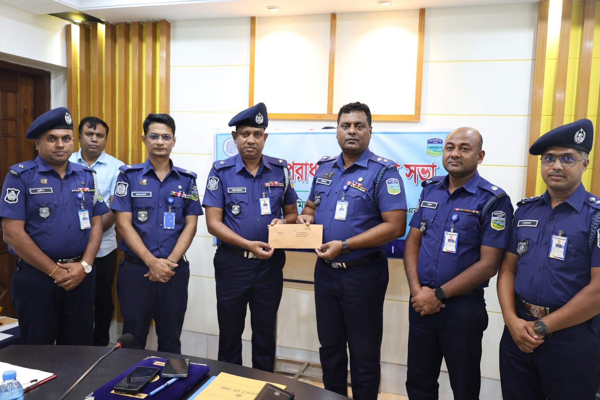 আইন-শৃঙ্খলা রক্ষায় বিশেষ পুরস্কার পেলেন আটপাড়া থানার ওসি আশরাফুজ্জামান