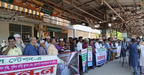 বিরামপুর রেলস্টেশনে কুড়িগ্রাম ও পঞ্চগড় এক্সপ্রেস দুটি আন্তঃনগর ট্রেনের যাত্রাবিরতির দাবিতে মানববন্ধন