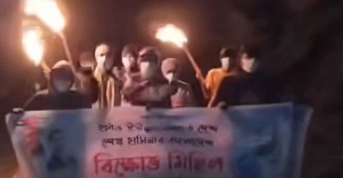 রাতের আঁধারে ঝিনাইদহ জেলা ছাত্রলীগের মশাল মিছিল