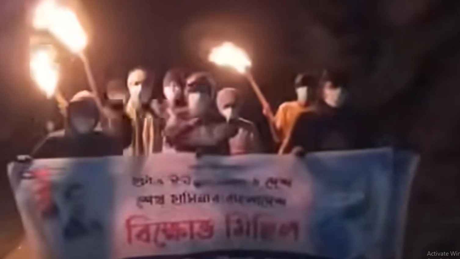 রাতের আঁধারে ঝিনাইদহ জেলা ছাত্রলীগের মশাল মিছিল