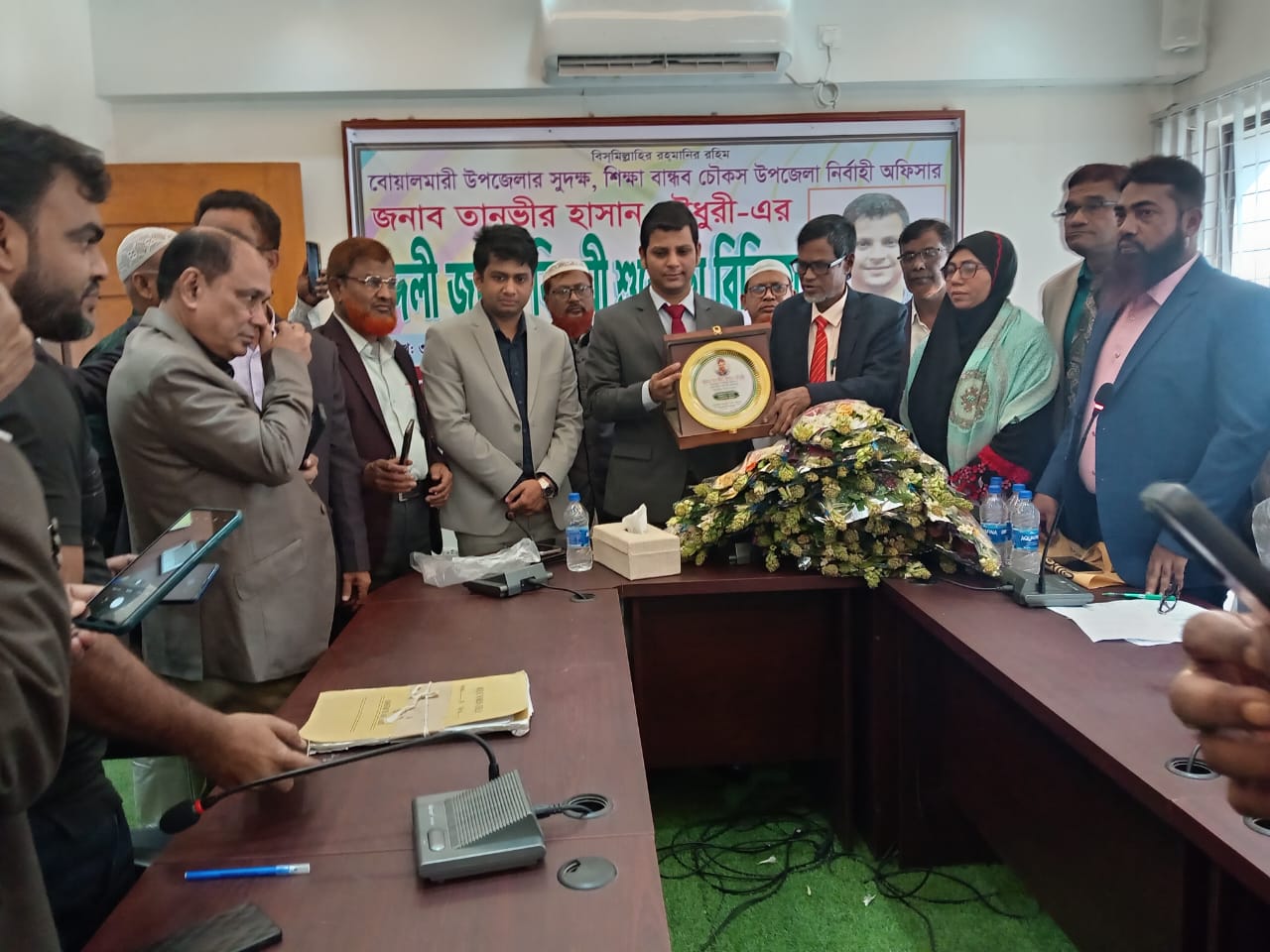 শিক্ষা পরিবারের পক্ষ থেকে ইউএনও এর বিদায়ী সংবর্ধনায়  নিজে কাঁদলেন, কাদালেন শিক্ষকদের