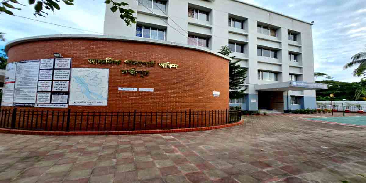 দালালমুক্ত ও স্বচ্ছতার মডেল: লক্ষ্মীপুর আঞ্চলিক পাসপোর্ট অফিসে সেবার মানোন্নয়ন