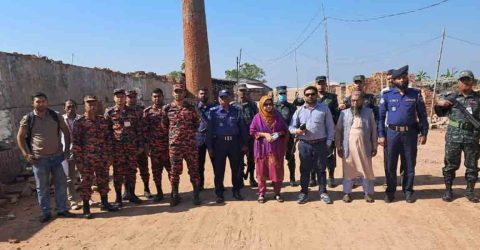 দেবহাটা উপজেলা প্রশাসন ও পরিবেশ অধিদপ্তরের অভিযানে ইটভাটার চিমনি ভাংচুর ও জরিমানা