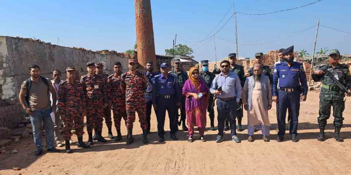 দেবহাটা উপজেলা প্রশাসন ও পরিবেশ অধিদপ্তরের অভিযানে ইটভাটার চিমনি ভাংচুর ও জরিমানা