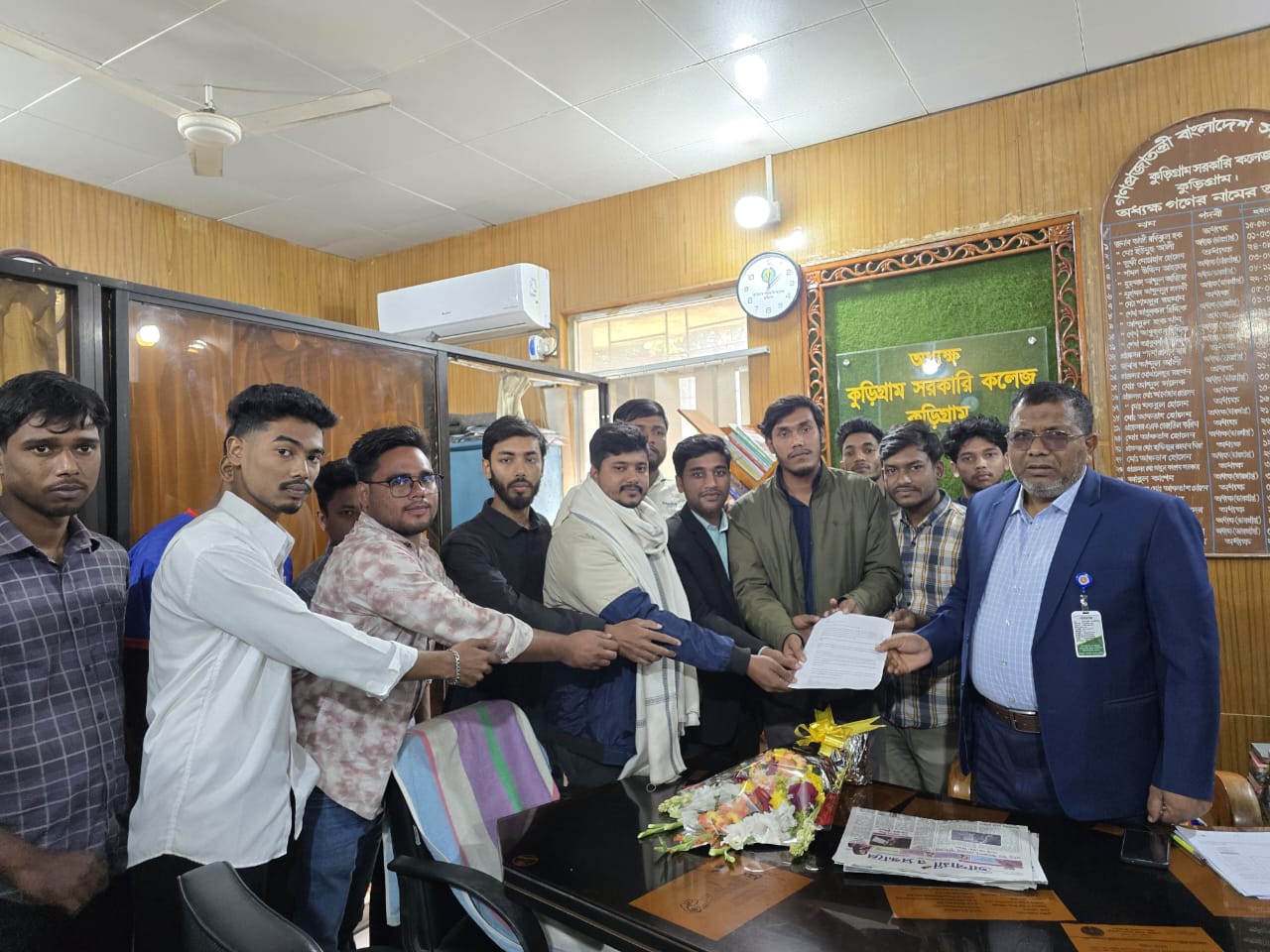 কুড়িগ্রাম সরকারি কলেজে ছাত্রসংসদ নির্বাচনের দাবিতে জাতীয় ছাত্রশক্তির স্মারকলিপি প্রদান