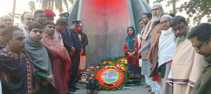 নাটোরের গুরুদাসপুরে মহান বিজয় দিবসে স্মৃতিসৌধে পুষ্পস্তবক অর্পণ