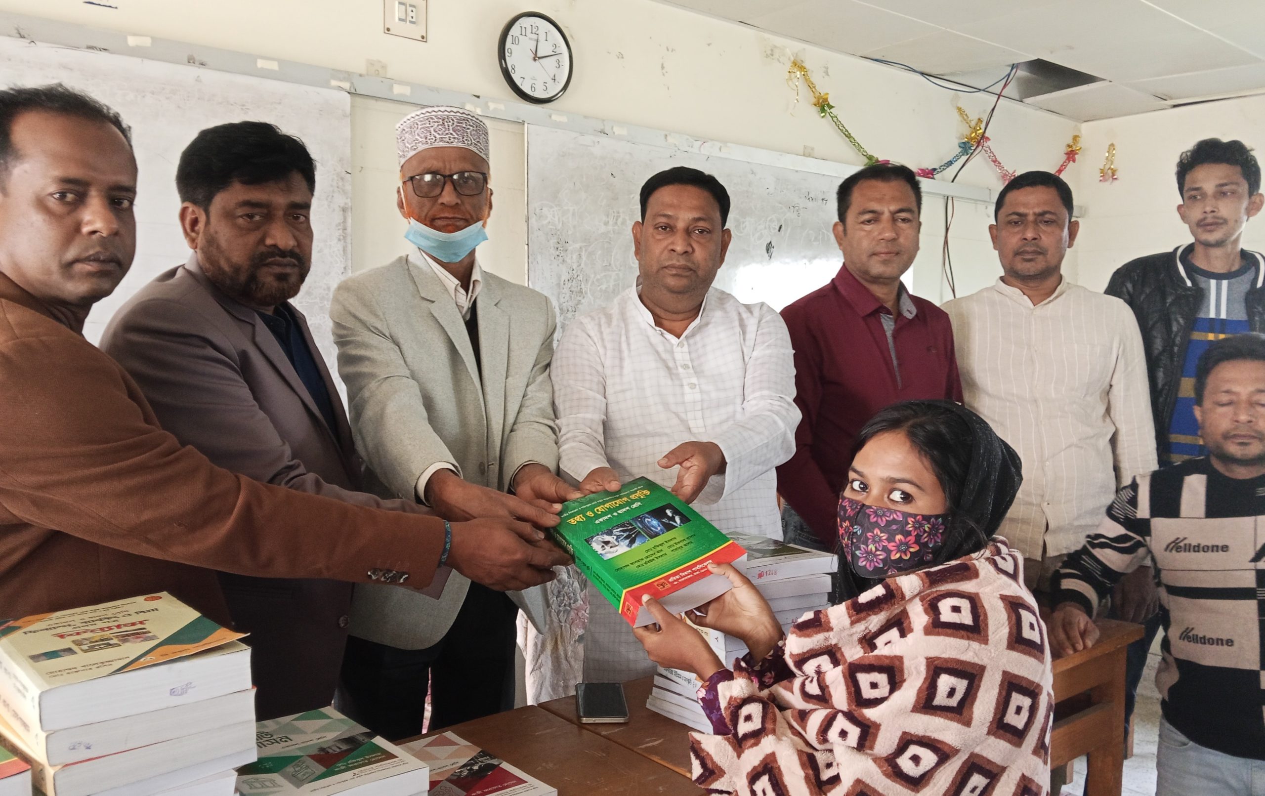 কয়রায় শিক্ষার্থীদের মাঝে বিনা মূল্যে বই বিতরণ করলেন বিএনপির প্রার্থী বাপ্পী