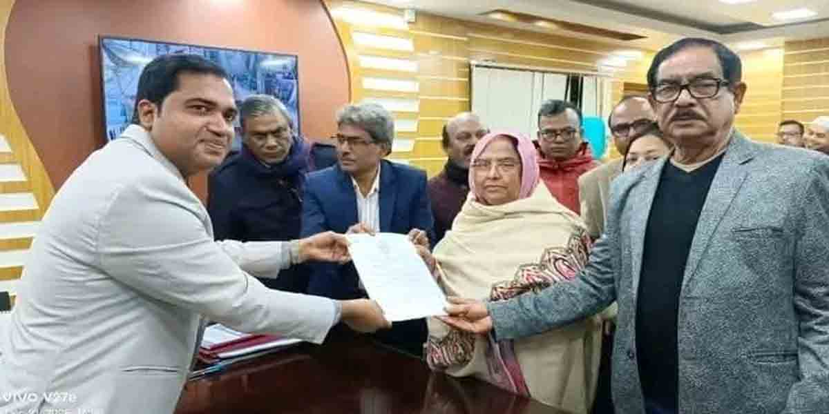 নাটোর–১ আসনে বিএনপির প্রার্থী পুতুলের পক্ষে মনোনয়ন ফরম উত্তোলন করলেন মা
