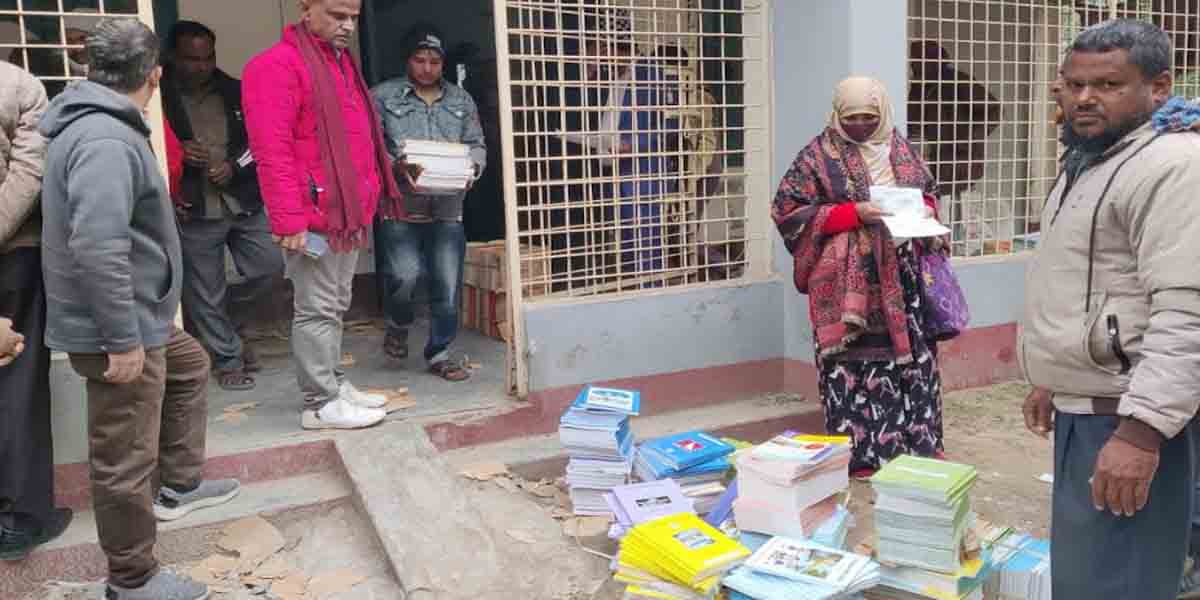 খানসামায় মাধ্যমিকের বই সংকট, প্রাথমিকের শতভাগ বই পৌঁছেছে