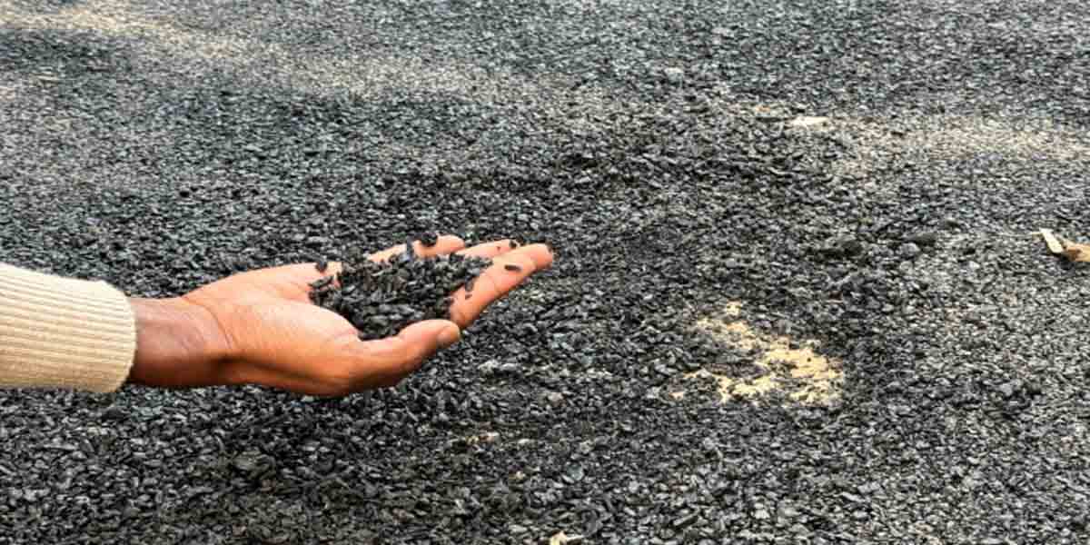 ধামইরহাটে রাতের অন্ধকারে সড়ক সংস্কারে অনিয়মের  অভিযোগ ঠিকাদার ও ইউএনও’র বিরুদ্ধে