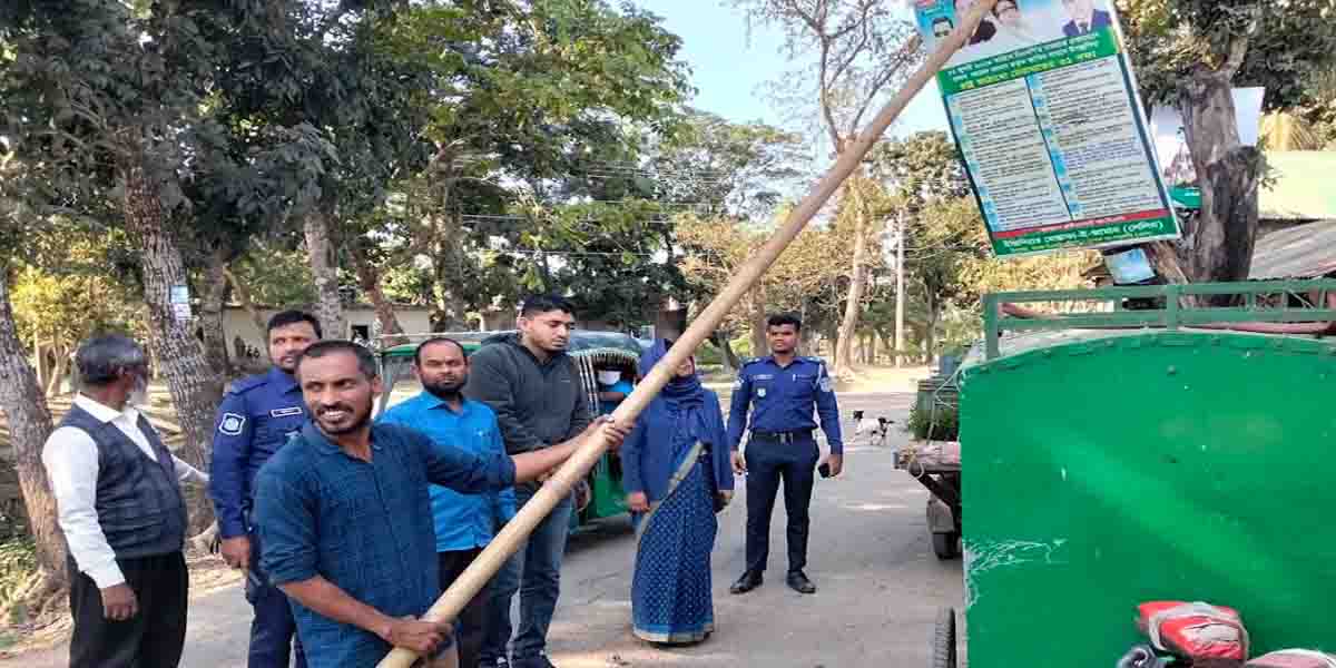আটপাড়ায় প্রশাসনের উদ্যোগে নির্বাচনী প্রার্থীদের ব্যানার-ফেস্টুন অপসারণ