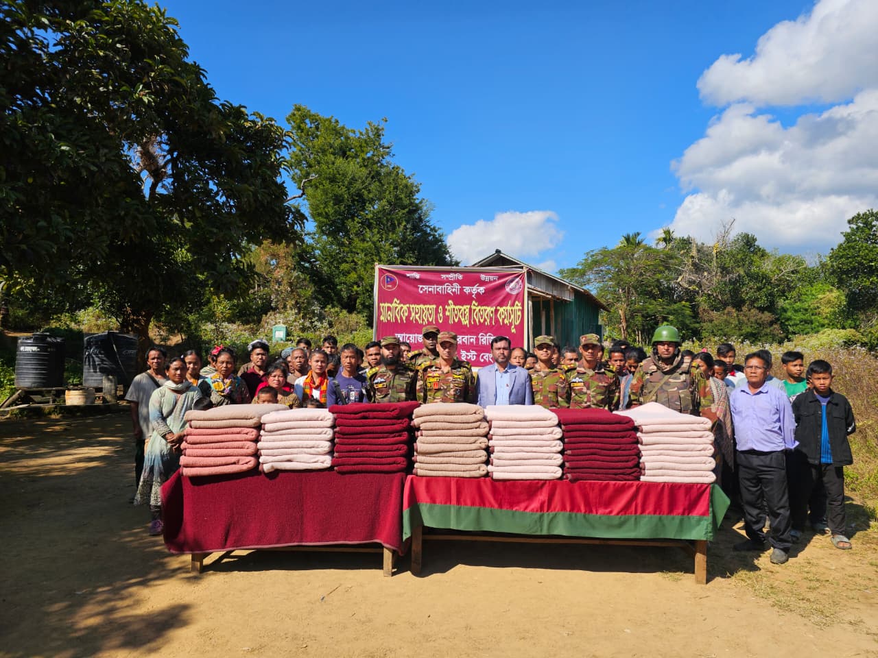 রুমা ও থানচি উপজেলা দুর্গম এলাকায় শীতার্তদের পাশে সেনাবাহিনীর