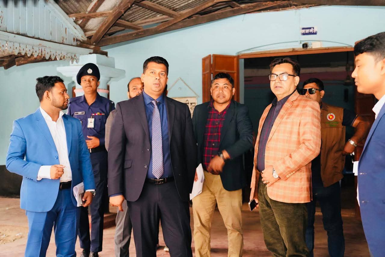 নির্বাচন প্রস্তুতিতে দেখতে  ভোটকেন্দ্রে চট্টগ্রাম জেলা প্রশাসক
